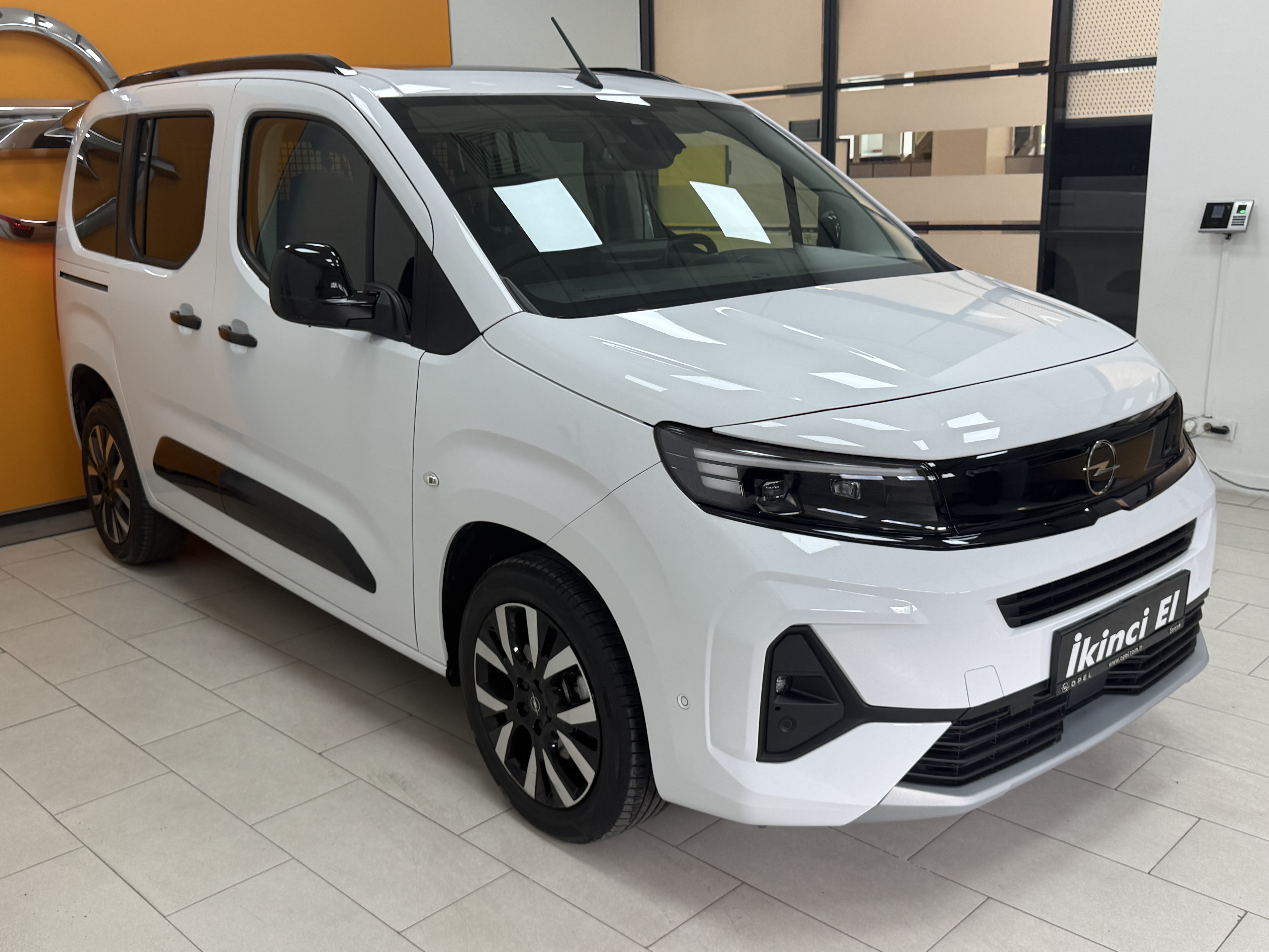 2025 Combo Life 1.5 D Ultimate 10.487 Km Boyasız