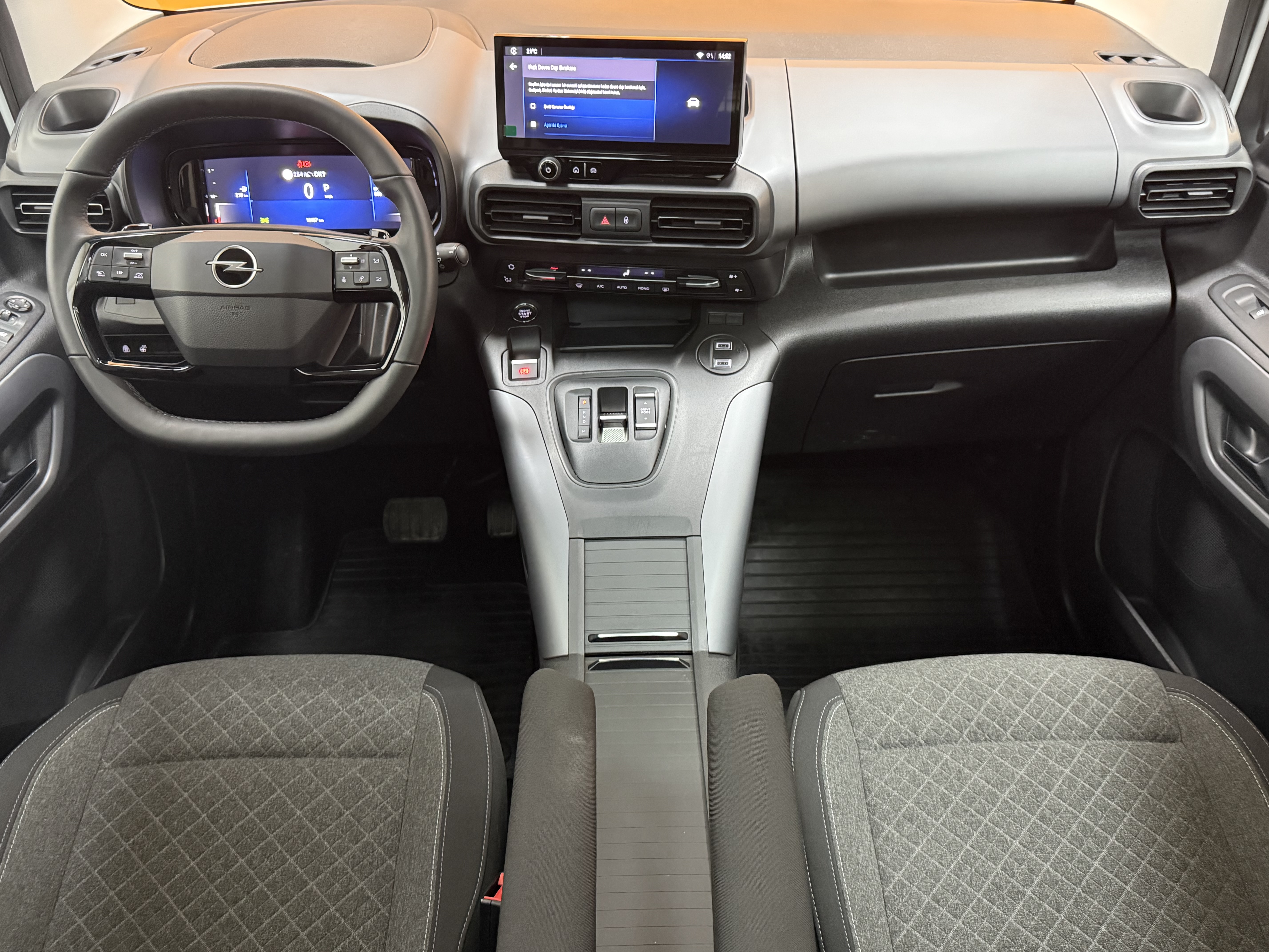 2025 Combo Life 1.5 D Ultimate 10.487 Km Boyasız